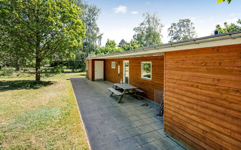 Dagny - 100M from the Sea: Bois, Lot Terre, Chalet, Jardin, Ombre, Pelouse, Cour, Batiments Jardin, Aménagement Paysager, Siding