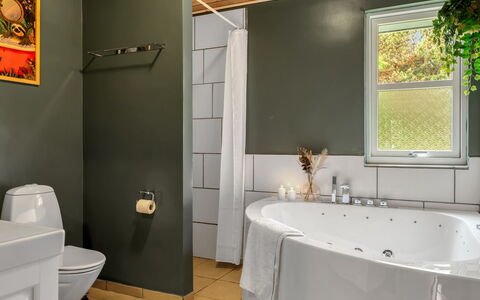 Felina - from the Sea: Salle De Bains, Luminaire Plomberie, Siège De Toilette, Mur, Design Intérieur, Sol, Toilette, Sol, Baignoire, Plafond