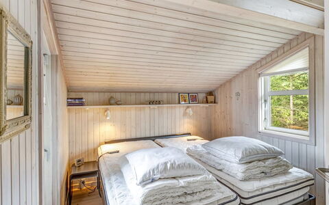 Anouk - 2Km from the Sea: Chambre, Lit, Bois, Plafond, Drap De Lit, Design Intérieur, Literie, Sol, Meubles, Sol
