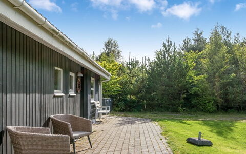 Ane - 800M from the Sea: Bleu, Arbuste, Chalet, Couverture De Sol, Jardin, Biens, Ombre, Aménagement Paysager, Ferme, Eco Hôtel