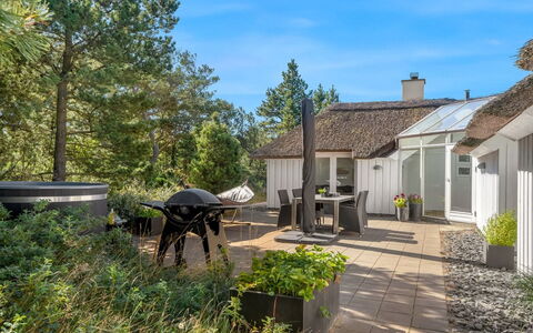 Pihla - 1.1Km from the Sea: Bleu, Arbuste, Chalet, Couverture De Sol, Jardin, Biens, Ombre, Aménagement Paysager, Ferme, Eco Hôtel