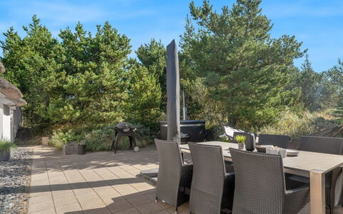 Pihla - 1.1Km from the Sea: Bleu, Arbuste, Chalet, Couverture De Sol, Jardin, Biens, Ombre, Aménagement Paysager, Ferme, Eco Hôtel