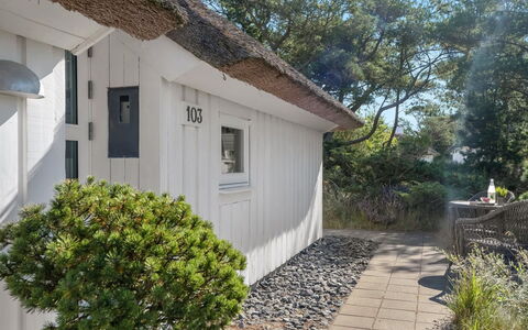 Pihla - 1.1Km from the Sea: Bleu, Arbuste, Chalet, Couverture De Sol, Jardin, Biens, Ombre, Aménagement Paysager, Ferme, Eco Hôtel
