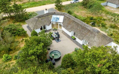 Pihla - 1.1Km from the Sea: Bleu, Arbuste, Chalet, Couverture De Sol, Jardin, Biens, Ombre, Aménagement Paysager, Ferme, Eco Hôtel