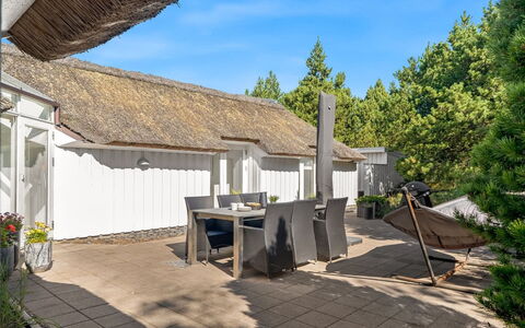 Pihla - 1.1Km from the Sea: Bleu, Arbuste, Chalet, Couverture De Sol, Jardin, Biens, Ombre, Aménagement Paysager, Ferme, Eco Hôtel