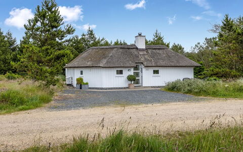 Pihla - 1.1Km from the Sea: Bleu, Arbuste, Chalet, Couverture De Sol, Jardin, Biens, Ombre, Aménagement Paysager, Ferme, Eco Hôtel