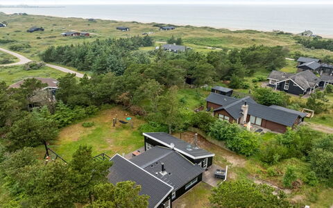 Adrienne - 240M from the Sea: Herbe, Prairie, Paysage, Écorégion, Plaine, Communauté Des Plantes, Lot Terre, Mobilier De Jardin, Prairie, Formations Arbustives