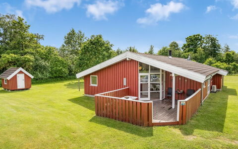 Bruna - 300M from the Sea: Domicile, Chalet, Dur, Biens, Pelouse, Cour, Ferme, Aménagement Paysager, Tache De Bois, Batiments Jardin