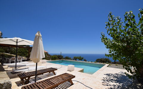 Villa Roccella Ionica, Sea View, a c: Ciel, Propriété, L'Eau, Plante, Bleu Azur, Mobilier De Jardin, Ombre, Immobilier, Bâtiment, Loisir