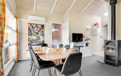 Guja - 250M from the Sea: Bois, Toit, Architecture, Domicile, Maison, Chalet, Siding, Dur, Pente, Biens