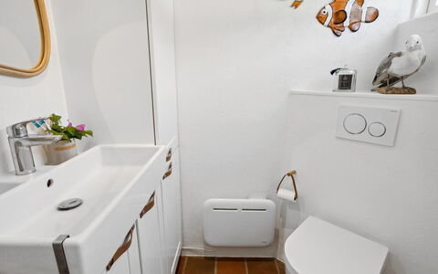 Anselmi - 25M from the Sea: Luminaire Plomberie, Salle De Bains, Design Intérieur, Lavabo, Sol, Robinet, Évier, Plomberie, Sol, Toilette