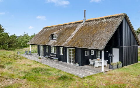 Helmi - 1.5Km from the Sea: Toit, Maison, Domicile, Chalet, Porte, Siding, Plate-Forme, Porche, Planche, Dur