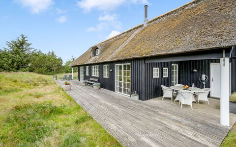Helmi - 1.5Km from the Sea: Toit, Maison, Domicile, Chalet, Porte, Siding, Plate-Forme, Porche, Planche, Dur