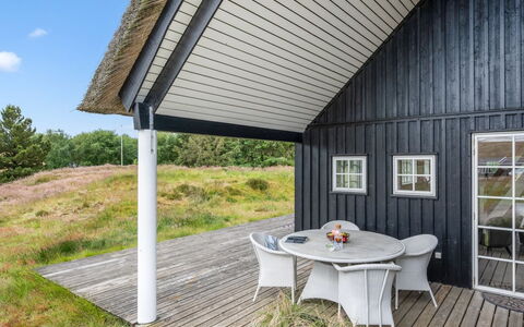Helmi - 1.5Km from the Sea: Toit, Maison, Domicile, Chalet, Porte, Siding, Plate-Forme, Porche, Planche, Dur