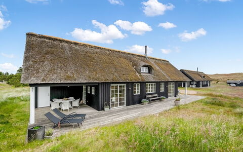 Helmi - 1.5Km from the Sea: Toit, Maison, Domicile, Chalet, Porte, Siding, Plate-Forme, Porche, Planche, Dur