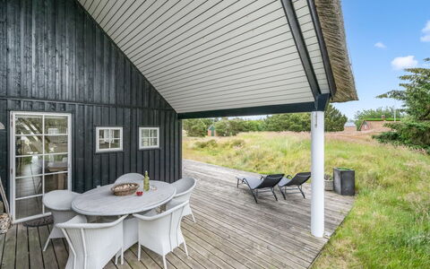 Helmi - 1.5Km from the Sea: Toit, Maison, Domicile, Chalet, Porte, Siding, Plate-Forme, Porche, Planche, Dur