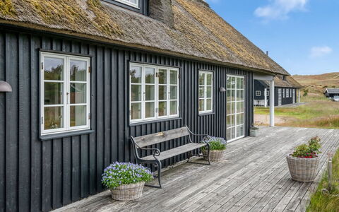 Helmi - 1.5Km from the Sea: Toit, Maison, Domicile, Chalet, Porte, Siding, Plate-Forme, Porche, Planche, Dur