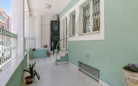 Suite Oltremare: Propriété, Bâtiment, Plante, Étagère, Design Intérieur, Plante D'Appartement, Sol, Sol, Pot De Fleur, Immobilier