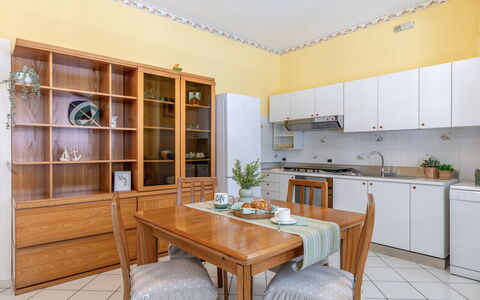 Suite Oltremare: Cabinetry, Meubles, Table, Plante D'Appartement, Plante, Comptoir, Bois, Canapé, Bâtiment, Design Intérieur