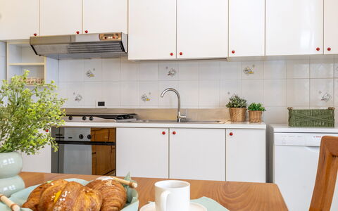 Suite Oltremare: Comptoir, Evier, Propriété, Cabinetry, Évier, Aliments, Plante, Cuisine, Robinet, Cuisinière