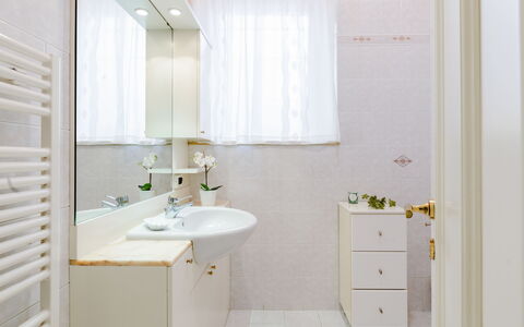 Suite Oltremare: Robinet, Miroir, Luminaire Plomberie, Lavabo, Évier, Armoire De Toilette, Meubles, Cabinetry, Violet, Salle De Bains