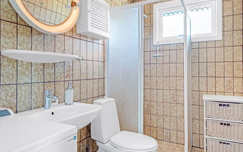 Fiallar - 3.2Km from the Sea: Siège De Toilette, Luminaire Plomberie, Salle De Bains, Sol, Toilette, Sol, Design Intérieur, Évier, Lavabo, Plomberie