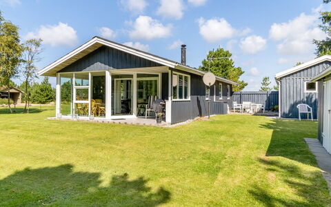 Fiallar - 3.2Km from the Sea: Maison, Domicile, Toit, Chalet, Biens, Pelouse, Porche, Siding, Ombre, Cour