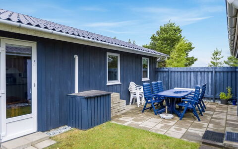 Fiallar - 3.2Km from the Sea: Chalet, Siding, Planche, Cour, Ombre, Arrière-Cour, Jardin, Dur, Pelouse, Aménagement Paysager