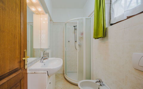Villa Giuliana: Miroir, Robinet, Luminaire Plomberie, Évier, Lavabo, Propriété, Photographier, Salle De Bains, Design Intérieur, Violet