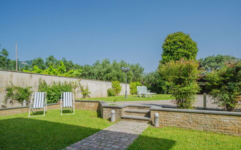 Villa Giuliana: Ciel, Plante, Arbre, Lot Terre, Végétation, Herbe, Surface De La Route, Design Urbain, Arbuste, Paysage