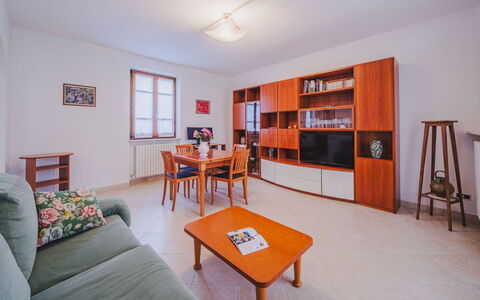 Villa Giuliana: Table, Meubles, Propriété, Bâtiment, Bois, Orange, Bibliothèque, Design Intérieur, Sol, Sol