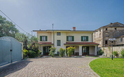 Villa Giuliana: Ciel, Plante, Propriété, Fenêtre, Bâtiment, Lot Terre, Porte, Surface De La Route, Zone Résidentielle, Arbre