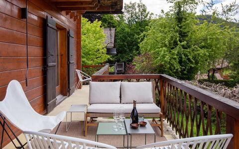 Chalet Shambala: Aliments, Ciel, Table, Vaisselle, Montagne, Nuage, Plante, Meubles, Vert, Paysage Naturel