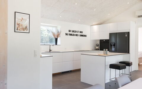 Nico - 600M from the Sea: Sol, Design Intérieur, Cuisine, Sol, Meubles, Bois, Comptoir, Plafond, Cabinetry, Luminaire