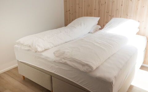 Nico - 600M from the Sea: Chambre, Bois, Lit, Drap De Lit, Sol, Literie, Meubles, Sol, Textile, Linge