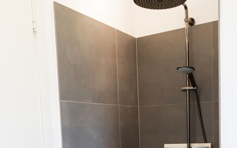 Nico - 600M from the Sea: Tete De Douche, Sol, Luminaire Plomberie, Douche, Design Intérieur, Sol, Plafond, Luminaire, Salle De Bains, Bar De Douche