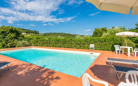 Castellina in Chianti 647: L'Eau, Ciel, Propriété, Meubles, Piscine, Plante, Nuage, Bleu Azur, La Nature, Bâtiment