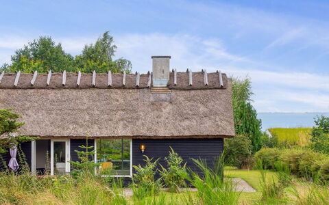 Emeli - 100M from the Sea: Bois, Toit, Architecture, Domicile, Maison, Chalet, Siding, Dur, Pente, Biens