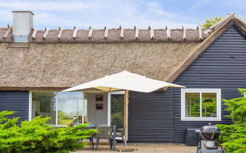 Emeli - 100M from the Sea: Bois, Toit, Architecture, Domicile, Maison, Chalet, Siding, Dur, Pente, Biens