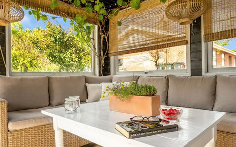 Cillvur - 8Km from the Sea: Meubles, Design Intérieur, Sol, Sol, Plafond, Pièce, Chaise, Table, Appartement, Table Cuisine Et Salle A Manger