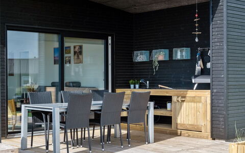 Lyder - 400M from the Sea: Meubles, Design Intérieur, Sol, Sol, Plafond, Pièce, Chaise, Table, Appartement, Table Cuisine Et Salle A Manger
