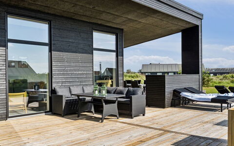 Lyder - 400M from the Sea: Meubles, Design Intérieur, Sol, Sol, Plafond, Pièce, Chaise, Table, Appartement, Table Cuisine Et Salle A Manger