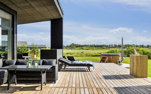 Lyder - 400M from the Sea: Meubles, Design Intérieur, Sol, Sol, Plafond, Pièce, Chaise, Table, Appartement, Table Cuisine Et Salle A Manger