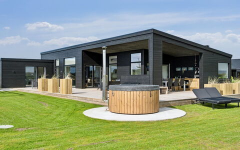 Lyder - 400M from the Sea: Meubles, Design Intérieur, Sol, Sol, Plafond, Pièce, Chaise, Table, Appartement, Table Cuisine Et Salle A Manger