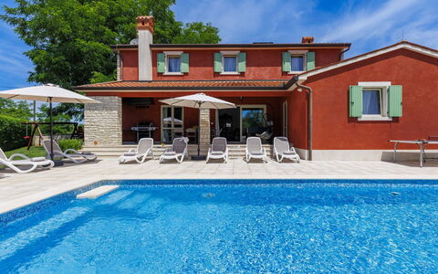 Villa Wruss: L'Eau, Ciel, Propriété, Bâtiment, Bleu, Piscine, Fenêtre, Nuage, Bleu Azur, Maison