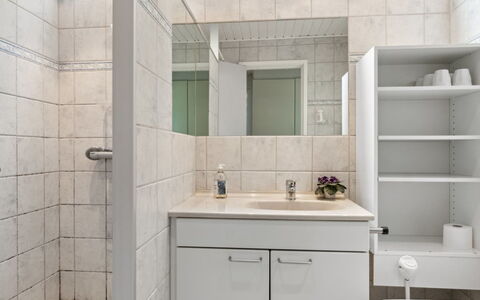 Gail - 200M from the Sea: Salle De Bains, Luminaire Plomberie, Lavabo, Évier, Design Intérieur, Sol, Armoire De Toilette, Sol, Robinet, Plomberie