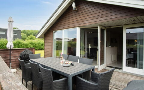 Telli - 350M from the Sea: Maison, Domicile, Porte, Toit, Chalet, Biens, Jardin, Ombre, Siding, Cour