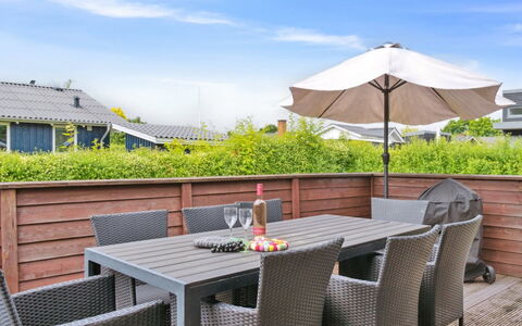 Telli - 350M from the Sea: Maison, Domicile, Porte, Toit, Chalet, Biens, Jardin, Ombre, Siding, Cour
