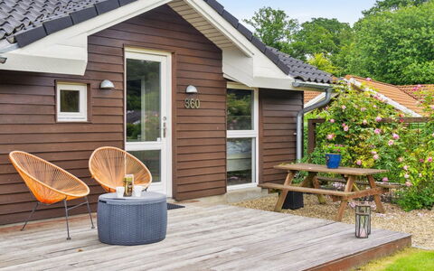 Telli - 350M from the Sea: Maison, Domicile, Porte, Toit, Chalet, Biens, Jardin, Ombre, Siding, Cour