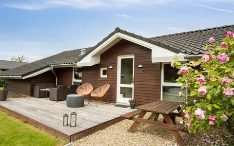 Telli - 350M from the Sea: Maison, Domicile, Porte, Toit, Chalet, Biens, Jardin, Ombre, Siding, Cour